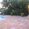 La terrasse carrelée autour de la piscine