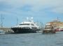 De gigantesque yatch amarré dans le port de St-Tropez
